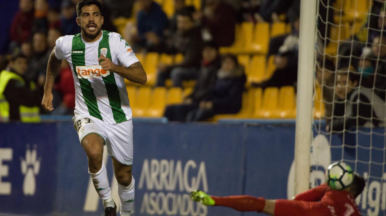 El central Aythami celebra el gol del triunfo ante el Alcorcón hace justo un año