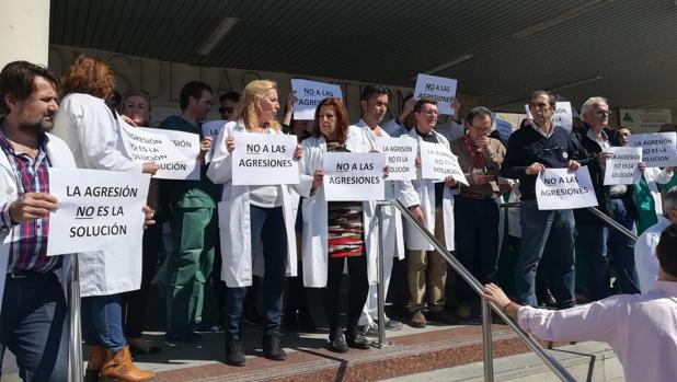 Protesta en un hospital de Huelva tras las últimas agresiones a facultativos