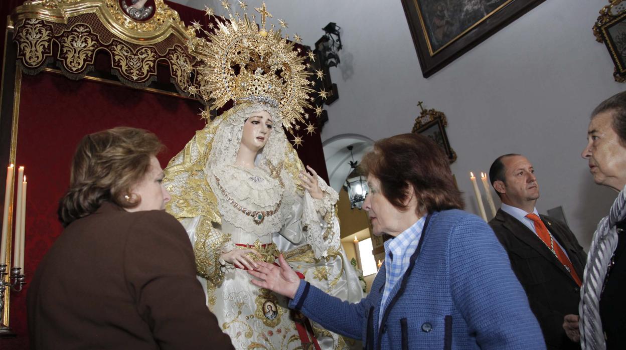 Besamanos de María Santísima de la Paz y Esperanza de Córdoba en la iglesia conventual del Santo Ángel