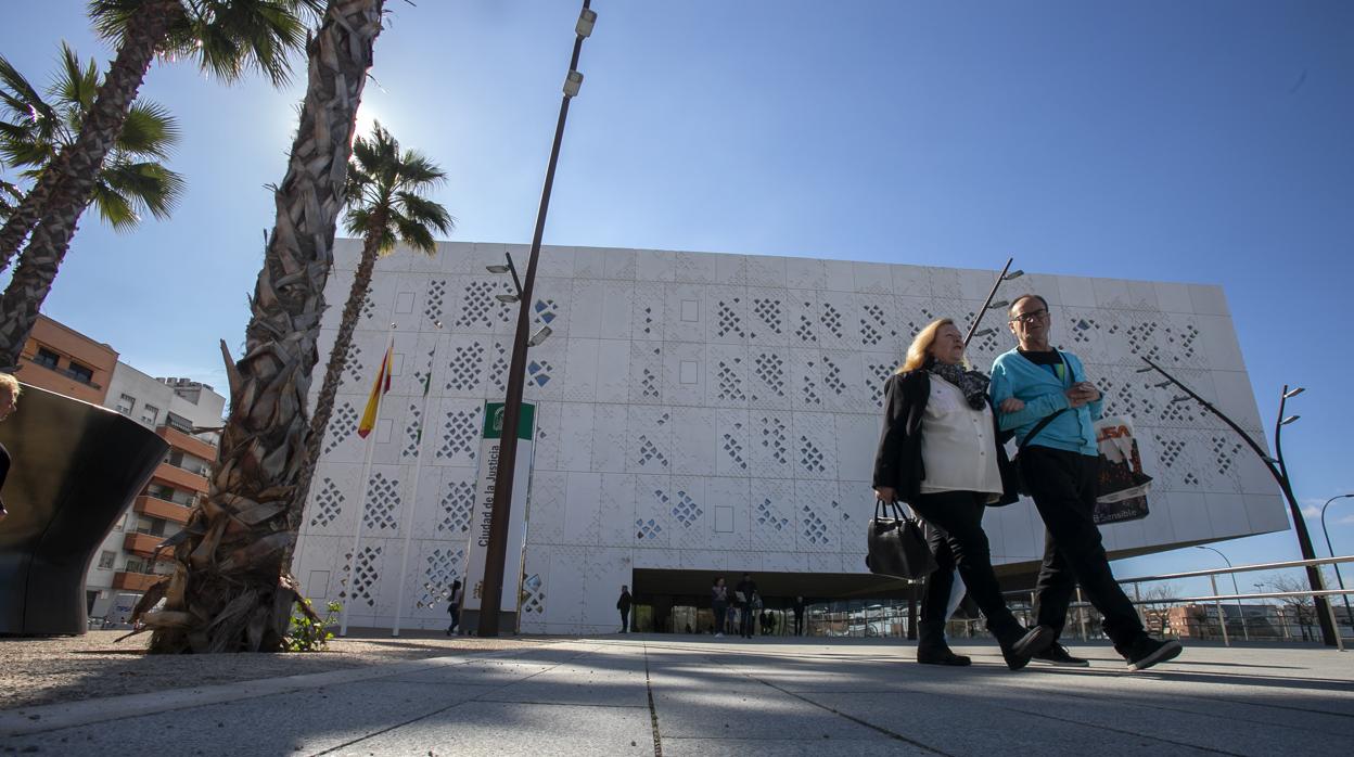 Una pareja pasa delante de la Ciudad de la Justicia de Córdoba