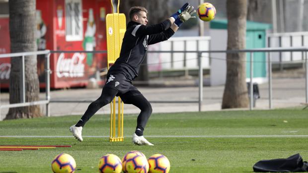 El debate en la portería del Córdoba CF: Carlos Abad o Marcos Lavín