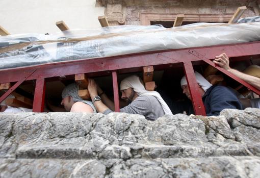 Costaleros de la hermandad del Santo Sepulcro de Córdoba durante un ensayo