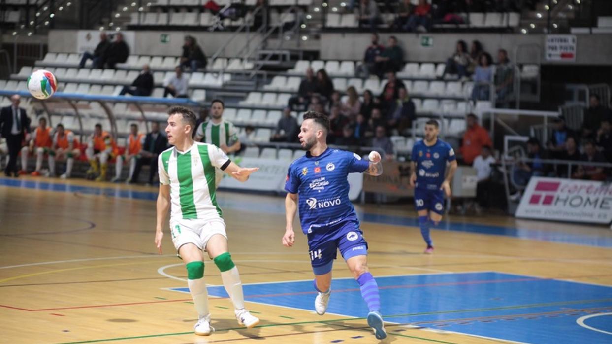 Koseky disputa un balón en Castellón