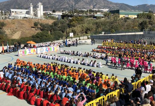 Vista genera lde la fiesa con todos los alumnos del centro en la pista deportiva