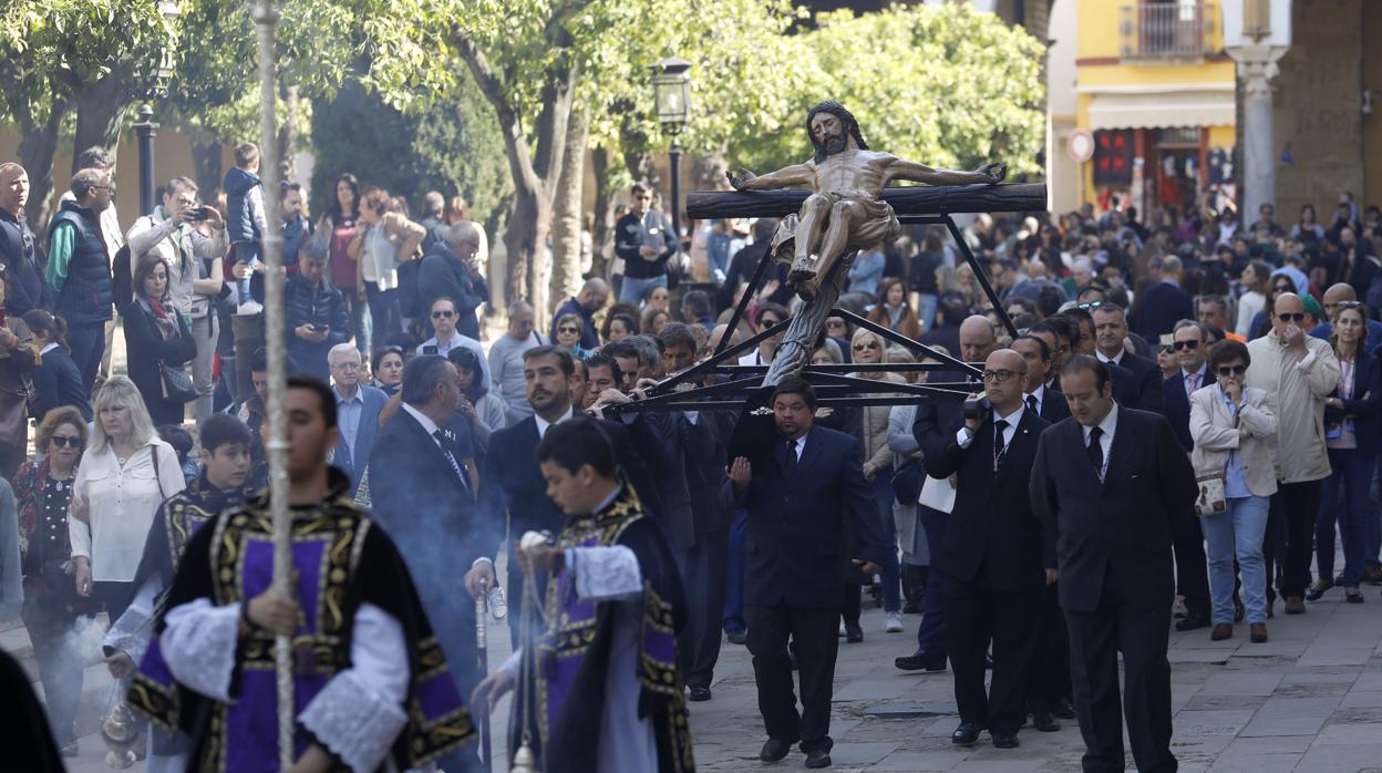 El Cristo de la Buena Muerte, hoy entrando en el Patio de los Naranjos de la Catedral de Córdoba