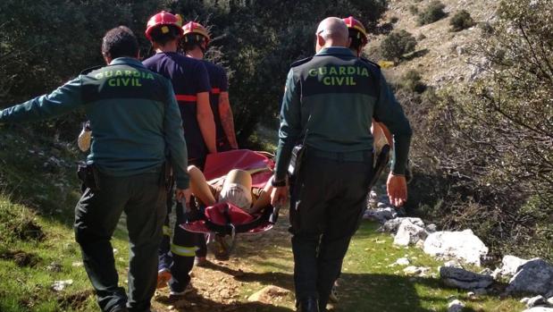 Bomberos recorren siete kilómetros a pie para socorrer a un senderista herido en Zuheros