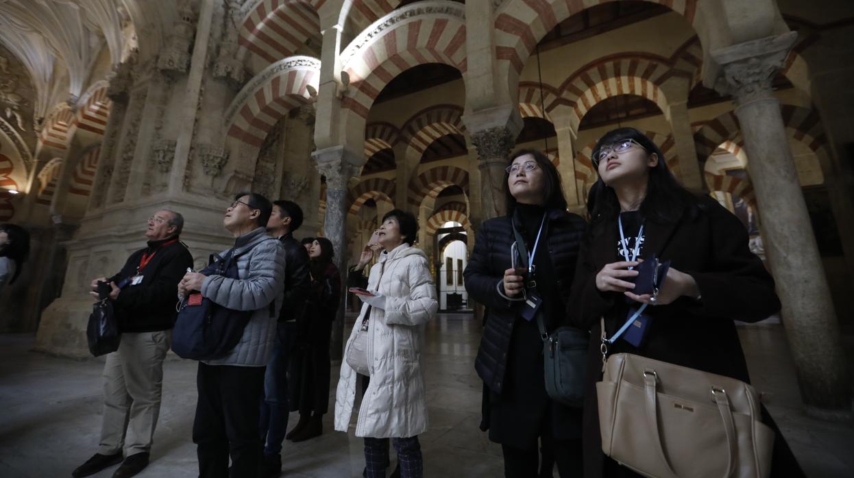 Turistas japoneses contemplando de la Mezquita-Catedral de Córdoba