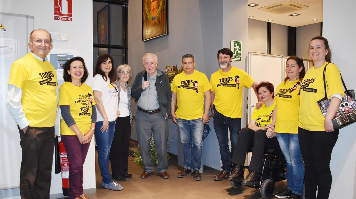 Charles Doherty, en el centro, con miembros de la red en Córdoba