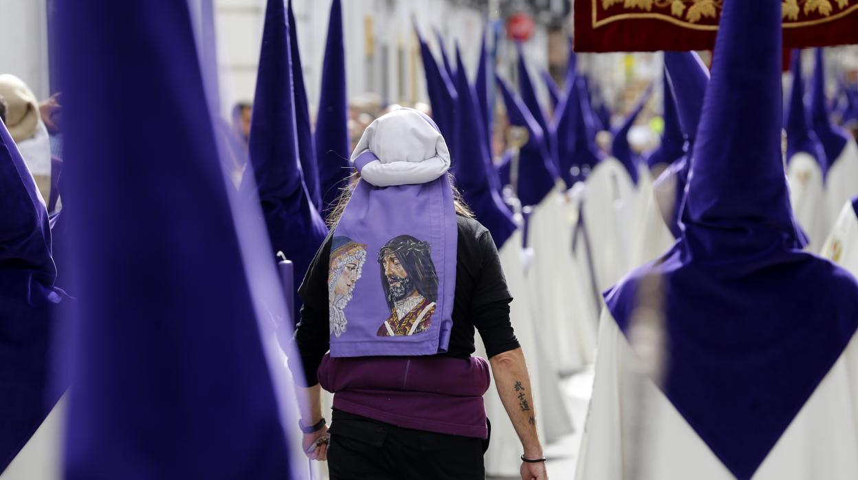 Costalero y nazarenos de la cofradía de Jesús Rescatado el Domingo de Ramos de Córdoba