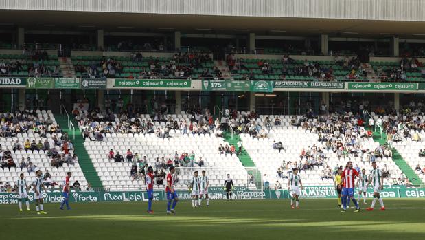 Cánticos, pancartas e indiferencia, látigos de castigo a una temporada horrible del Córdoba CF