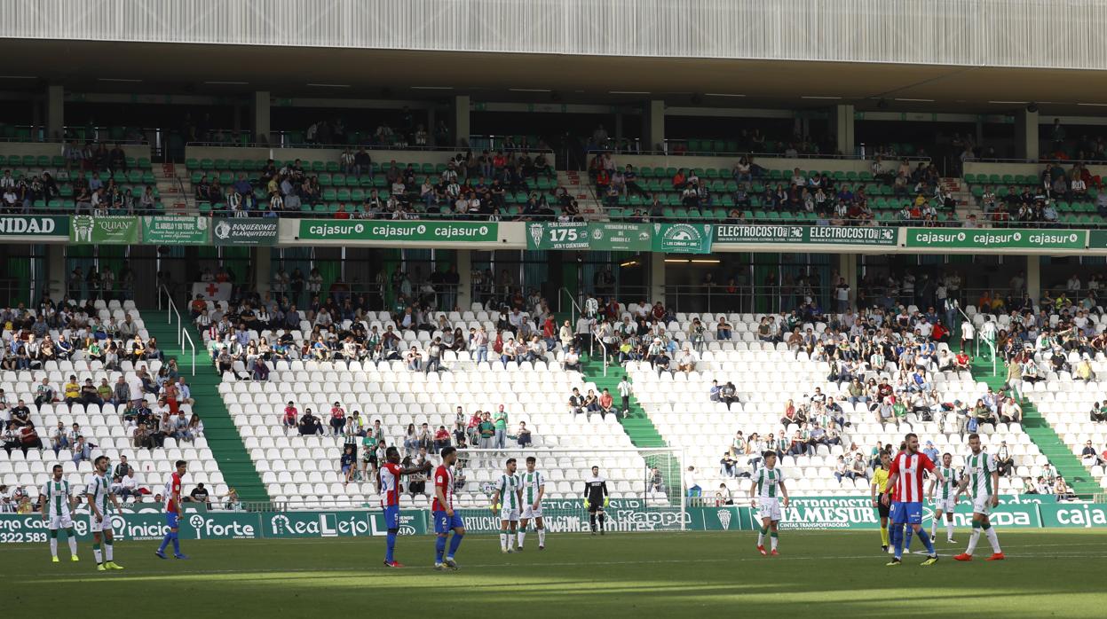 La grada del estadio El Arcángel prácticamente vacía durante el Córdoba-Sporting