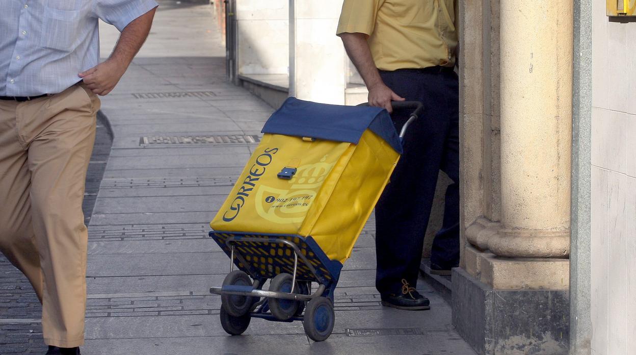 Un trabajador de Correos durante un reparto