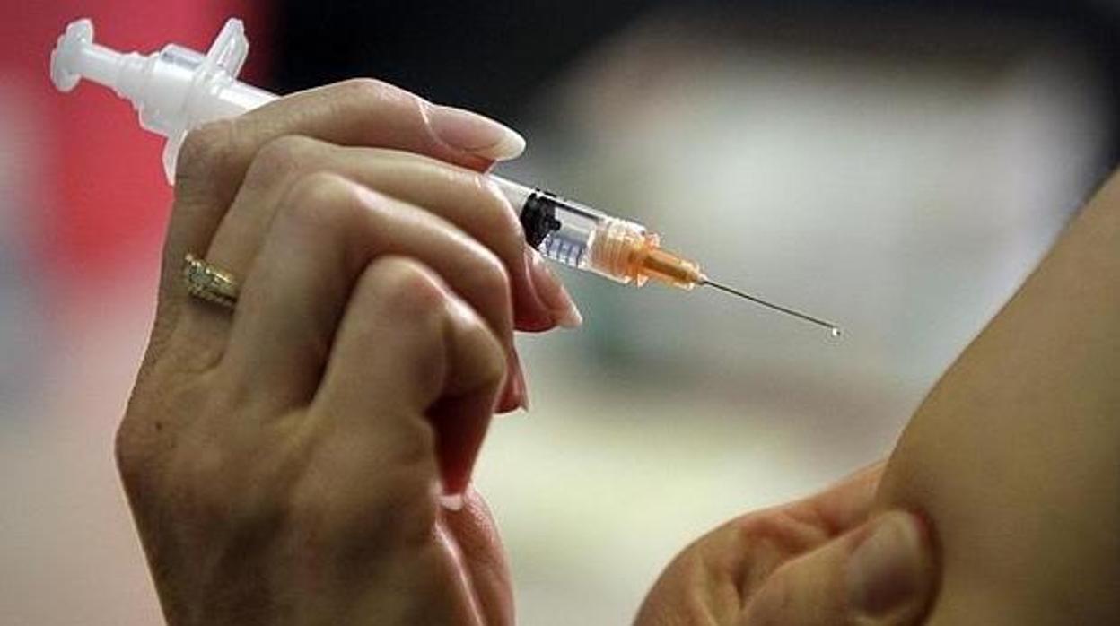 La vacunación masiva se realiza en el Reina Sofía