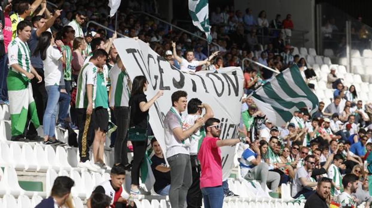 Seguidores del Córdoba CF con pancartas criticando la gestión del club