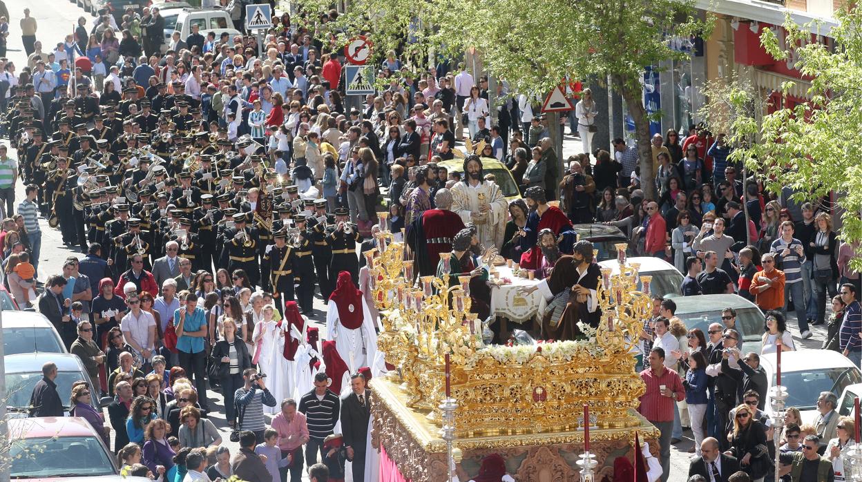 Nuestro Padre Jesús de la Fe camina por las calles de su barrio el Jueves Santo, junto a su banda