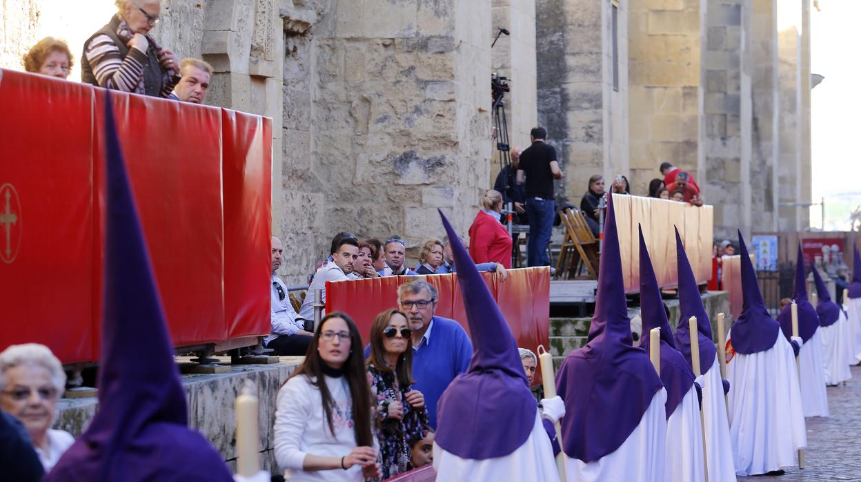 Fila de nazarenos pasando por la actual carrera oficial, en el entorno de la Mezquita-Catedral