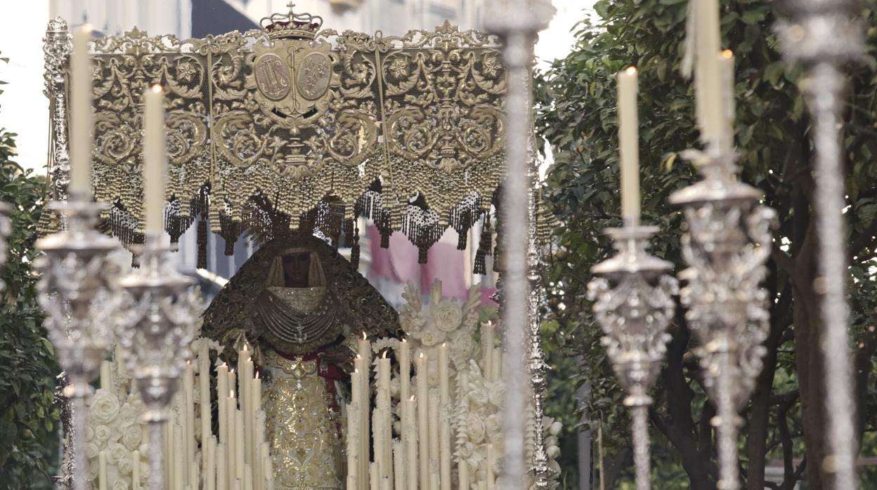 Nuestra Señora de la Esperanza de Triana, en su paso de palio