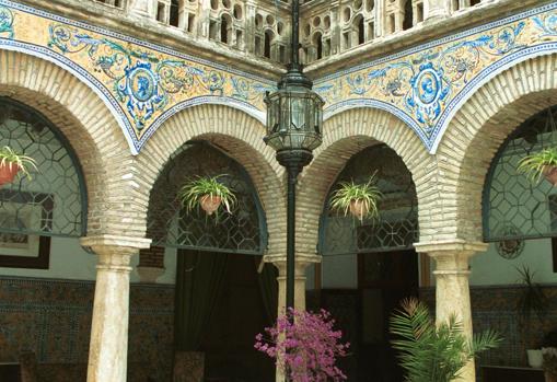 Azulejos en el patio principal del Real Círculo de la Amistad de Córdoba