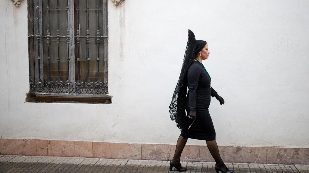 Mujer cordobesa vestida de mantilla recorre las calles de la ciudad en Semana Santa