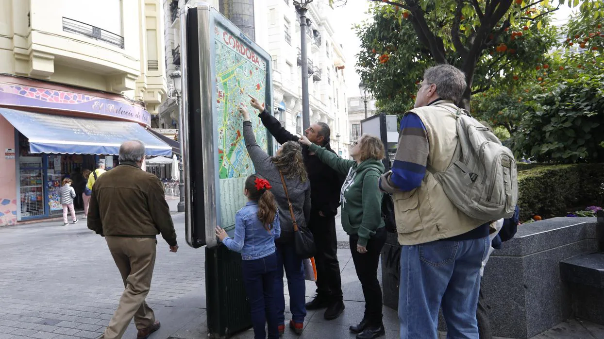 Turistas miran un plan informativo en el Centro durante el pasado puente del Día de Andalucía