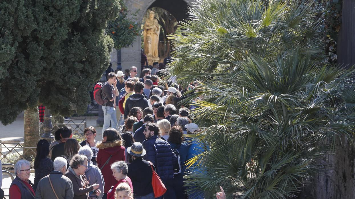 Hilera de visitantes al Alcázar de los Reyes Cristianos