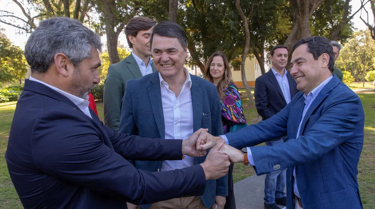 Juan José Cortés saluda a Juanma Moreno en el acto de presentación de los candidatos en Sevilla
