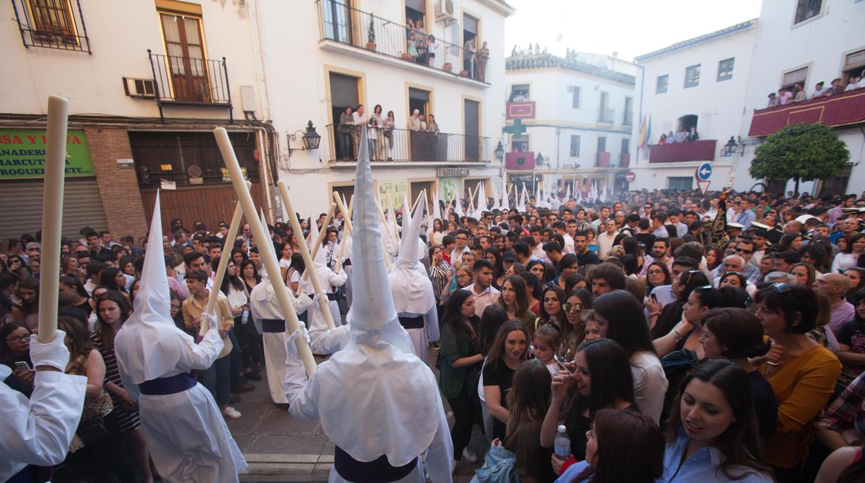 Nazarenos de la Misericordia saliendo de la basílica de San Pedro de Córdoba