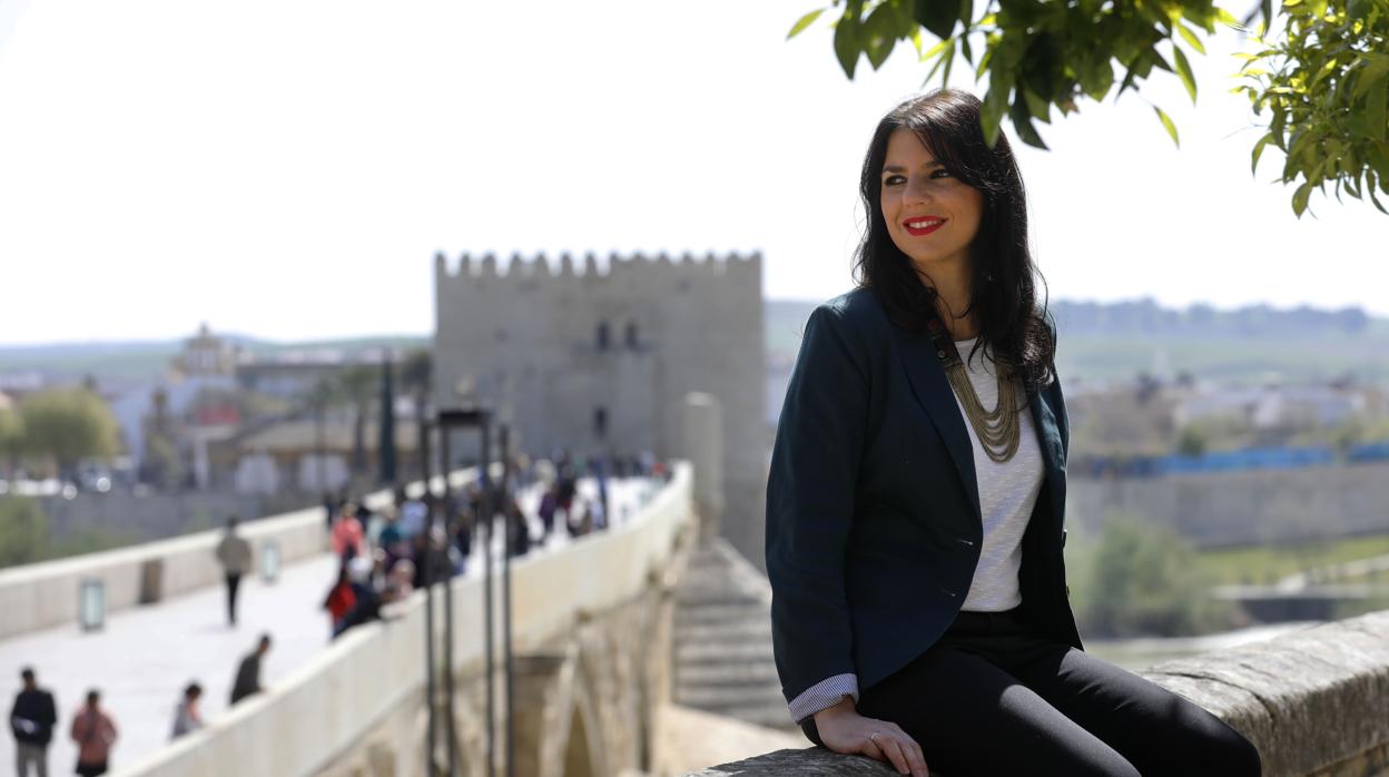 Purificación Joyera posa para ABC en la plaza del Triunfo y con el Puente Romano y la Torre de la Calahorra al fondo