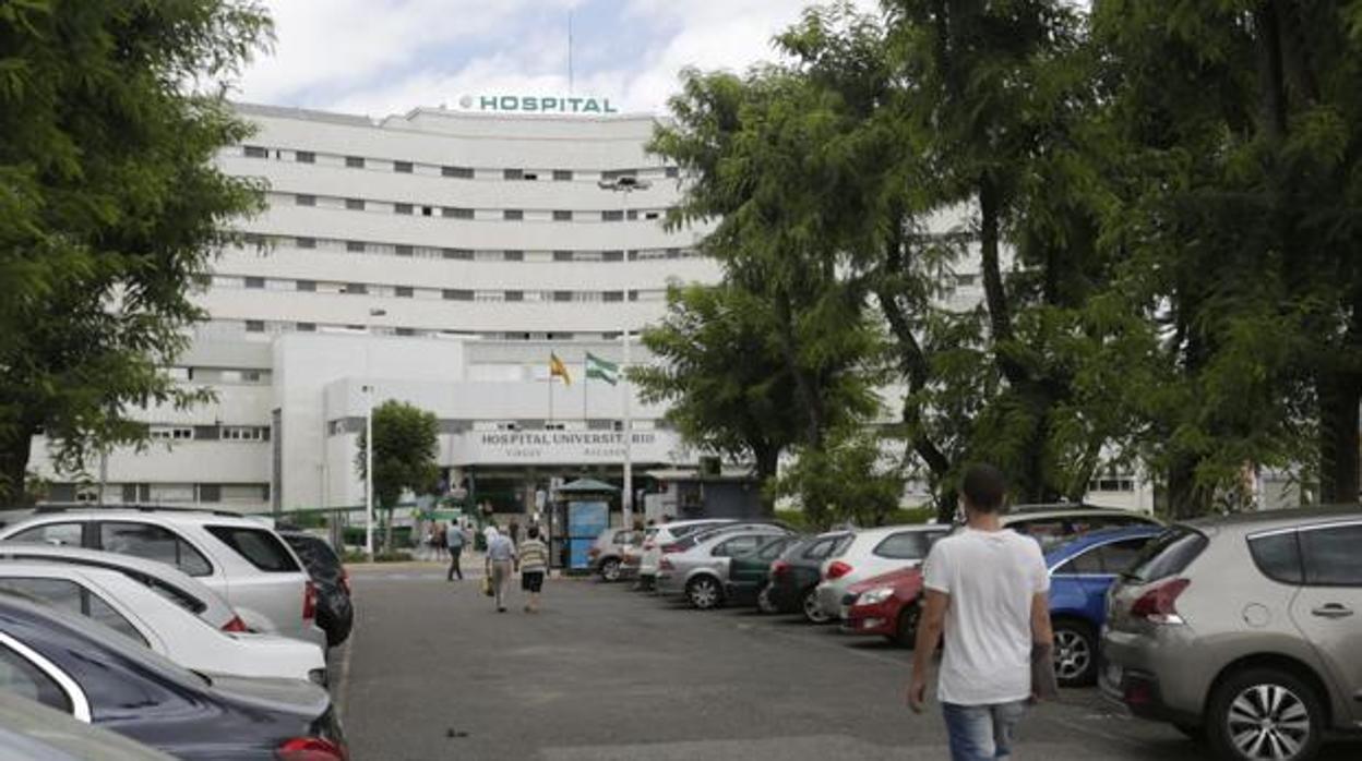 Aparcamiento en superficie del hospital Virgen Macarena de Sevilla