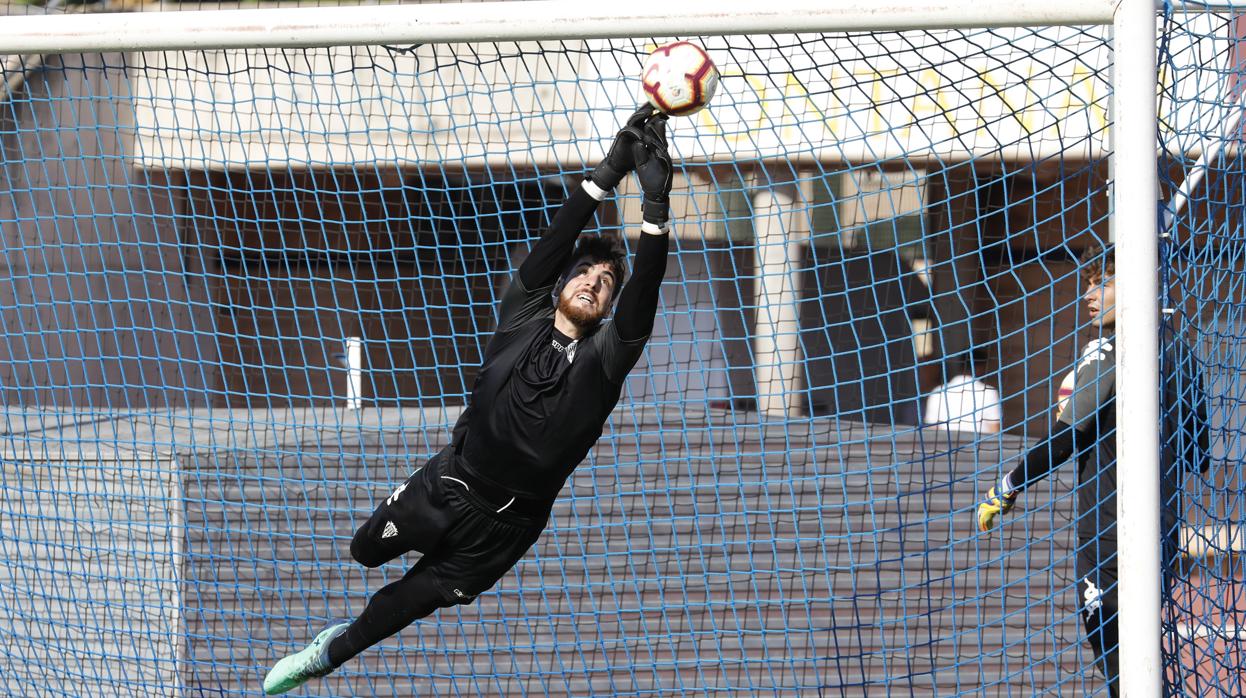 El portero del Córdoba CF Carlos Abad despeja un balón al vuelo