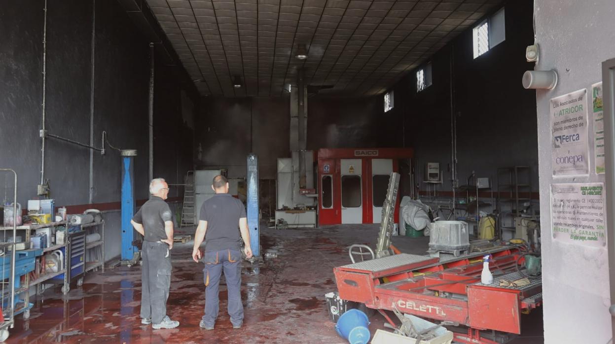 Interior de la nave incendiada