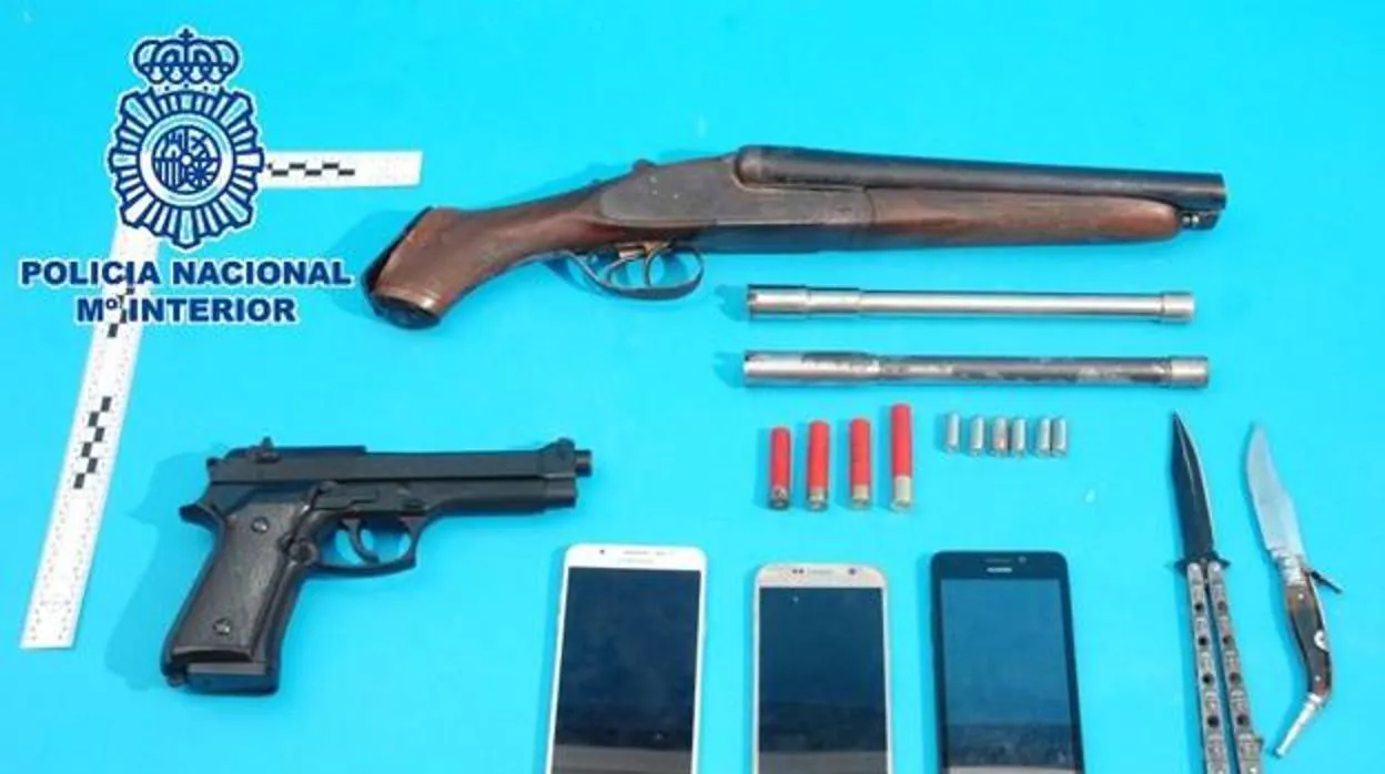 Armas y objetos internvenidos a los arrestados