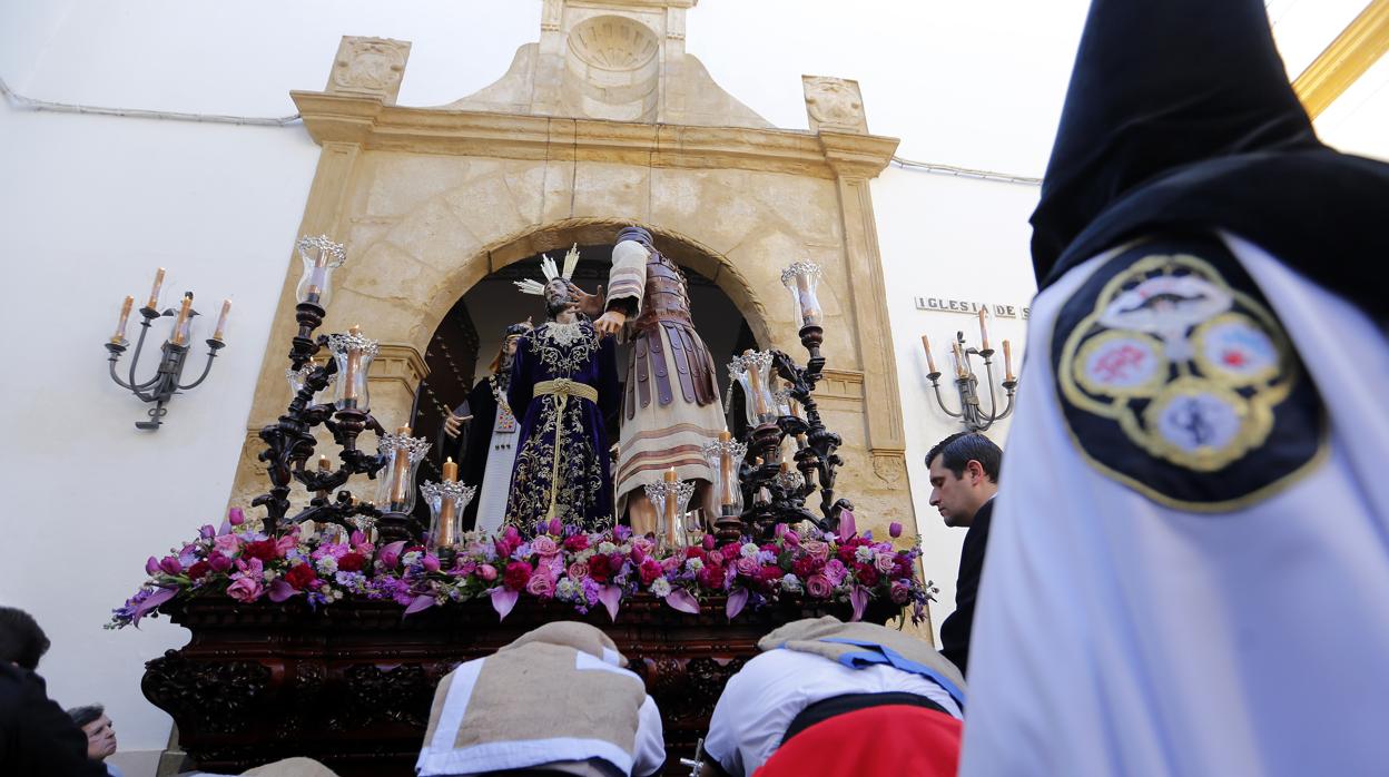 Salida del paso de misterio de Nuestro Padre Jesús del Perdón desde la iglesia de San Roque