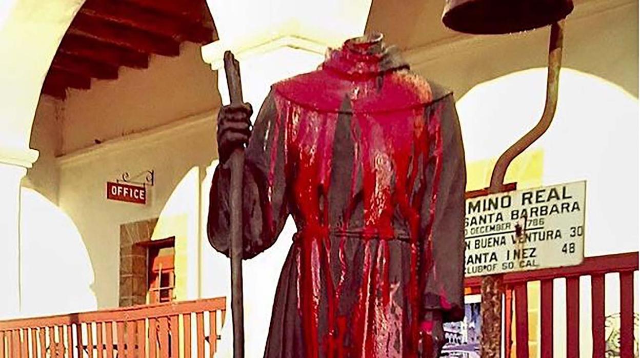 Una estatua de Fray Junípero en Santa Bárbara, California, tras un ataque vandálico en septiembre de 2018