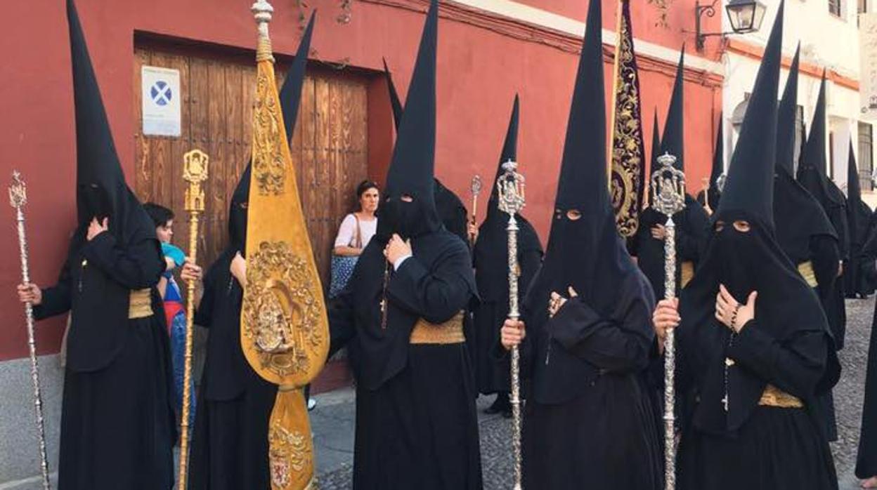 Hermanos de la hermandad del Rocío de Córdoba en la salida procesional de la Expiración