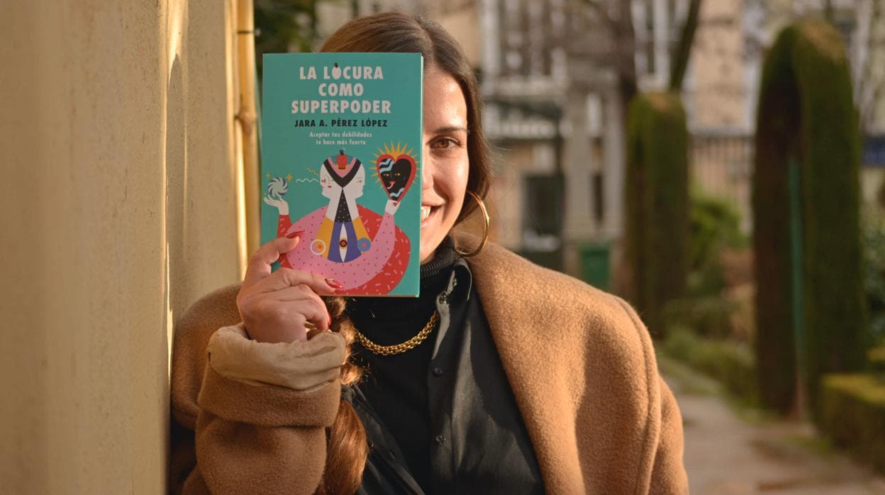 La psicóloga Jara Aithany posa con su libro, «La locura como superpoder»