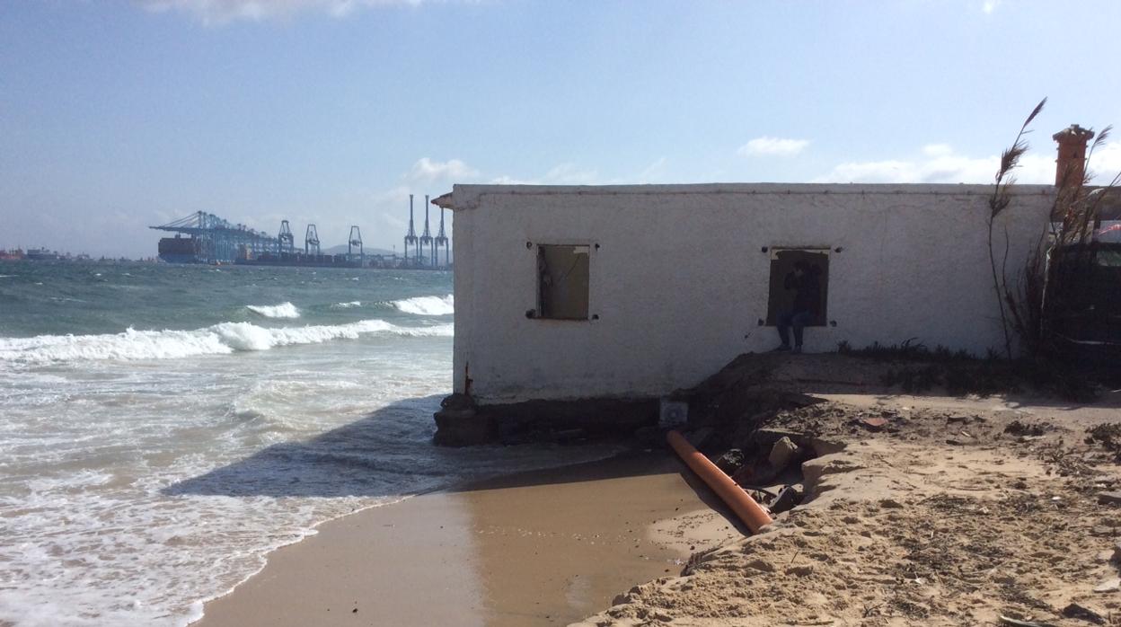 Imagen de parte de los daños que el temporal ha ocasionado en la playa de El Rinconcillo de Algeciras