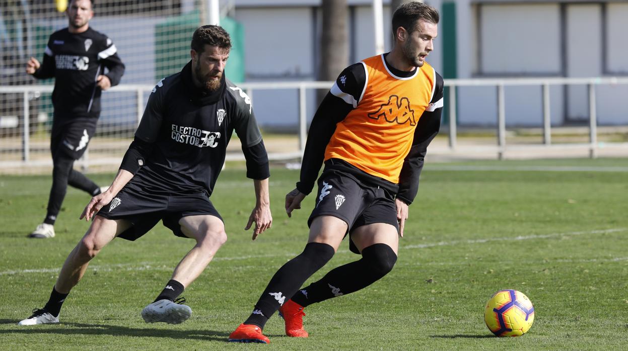 Chus Herrero y José Ángel Carrillo pelean por el balón y son dos de los fichajes de enero