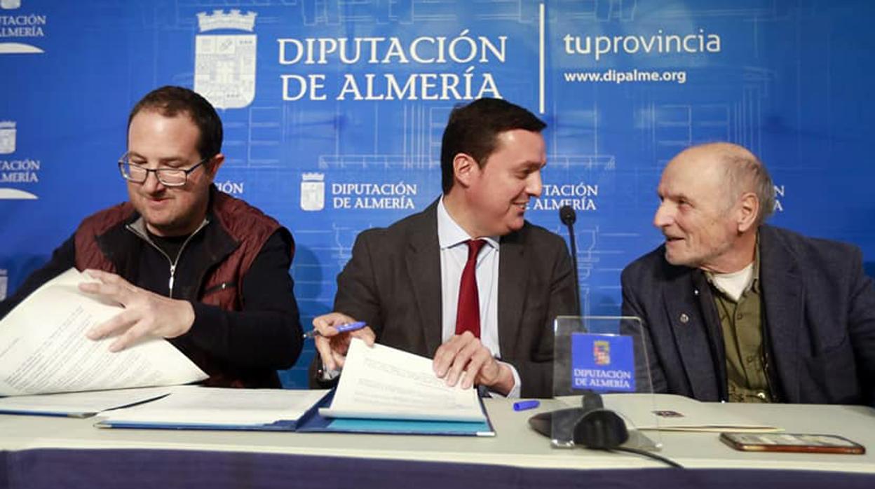 Andrés García Ibáñez, Javier Aureliano García y Antonio López durante la firma del convenio