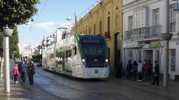 Fomento negocia con la Unión Europea para no perder 99 millones del tranvía de la Bahía de Cádiz