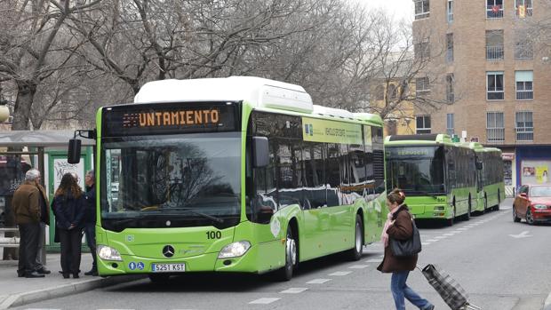 Aucorsa, la empresa de autobuses de Córdoba, gana viajeros pero pierde beneficios