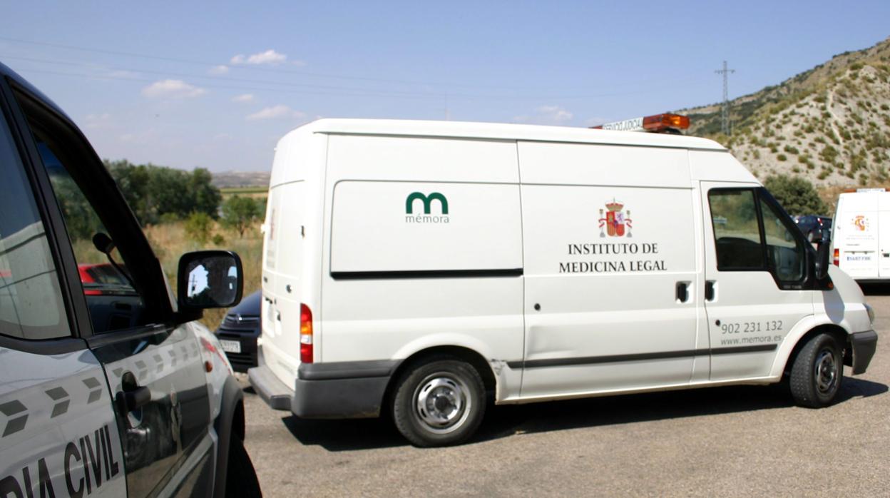 Patrulla de la Guardia Civil y un vehículo del Instituto de Medicina Legal