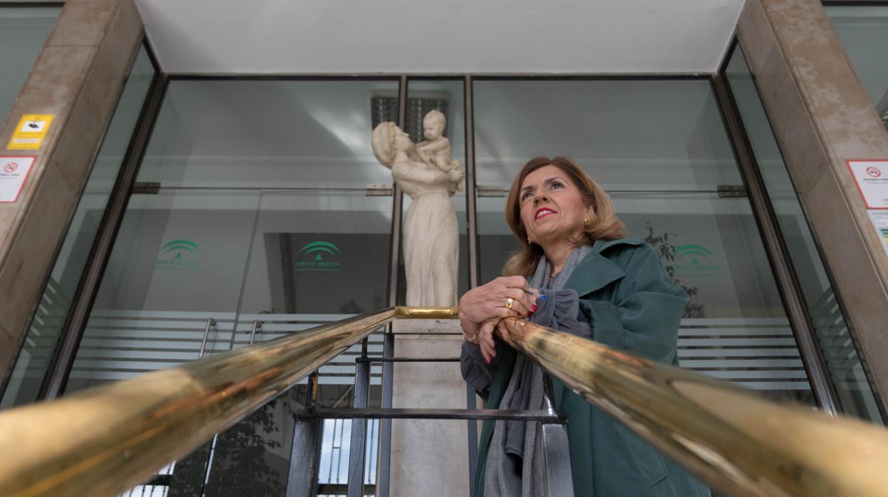 María Jesús Botella posa en la Delegación de Salud de Córdoba