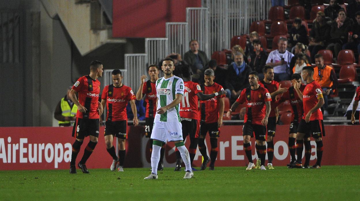 Fernández en primer plano con el Mallorca celebrando un gol en la ida