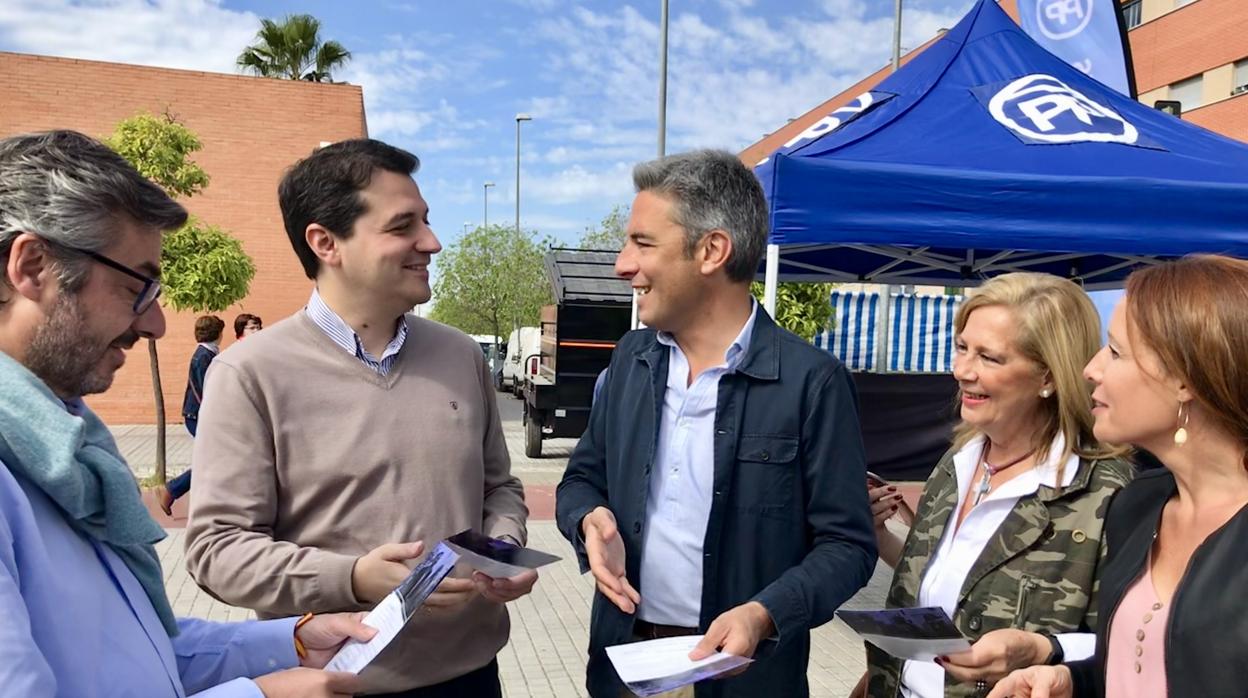 El alcaldable del PP, ayer con el número uno al Congreso de los populares por Córdoba