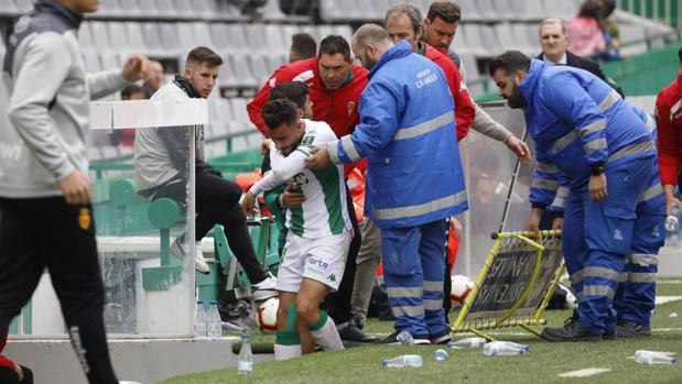 Córdoba CF | Luis Muñoz se retiró en camilla con un fuerte golpe en la rodilla