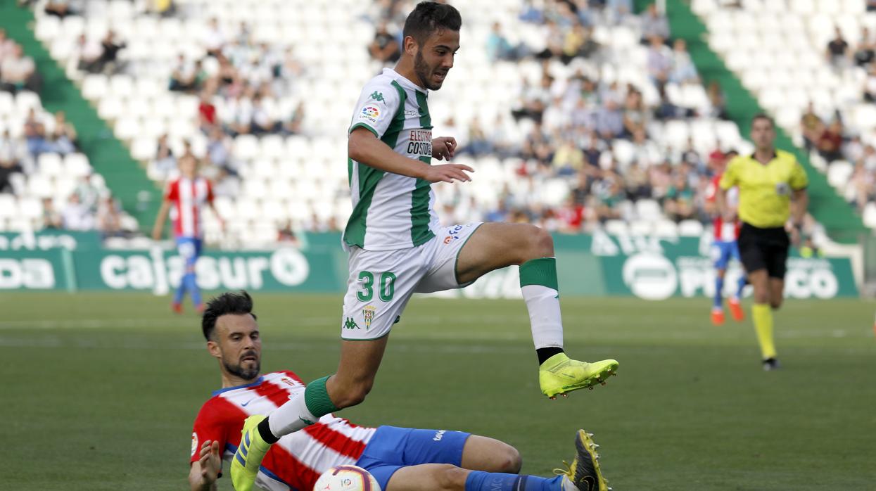 Andresito elude la entrada de un rival