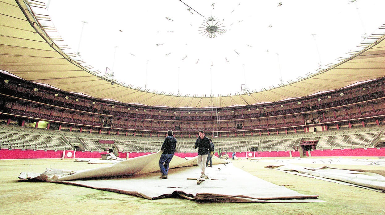 Trabajos para cubrir la Plaza de Toros de Zaragoza