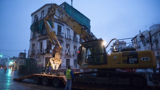 La piqueta tira la vieja pensión de Málaga donde se levantará un hotel de Moneo