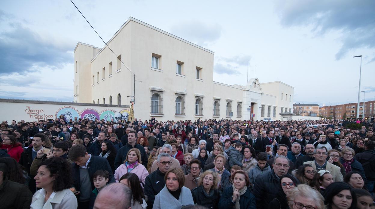 Público en la salida de La O, con el centro cívico de Fátima a las espaldas